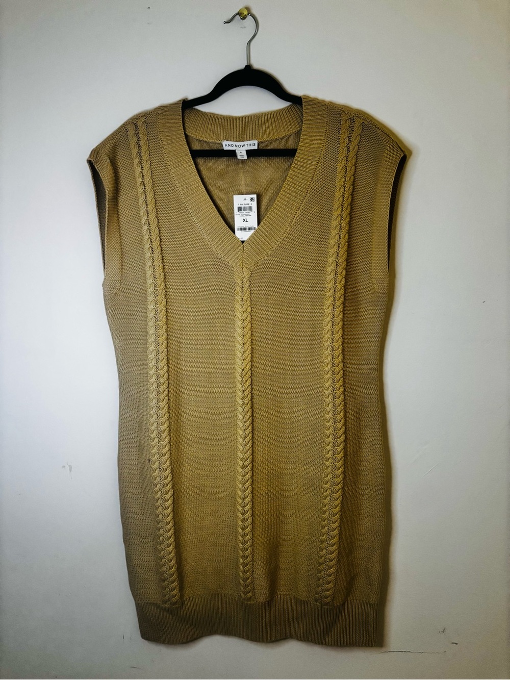 XL NWT Sleeveless V-Neck Cable-Knit Sweater Vest in Tan